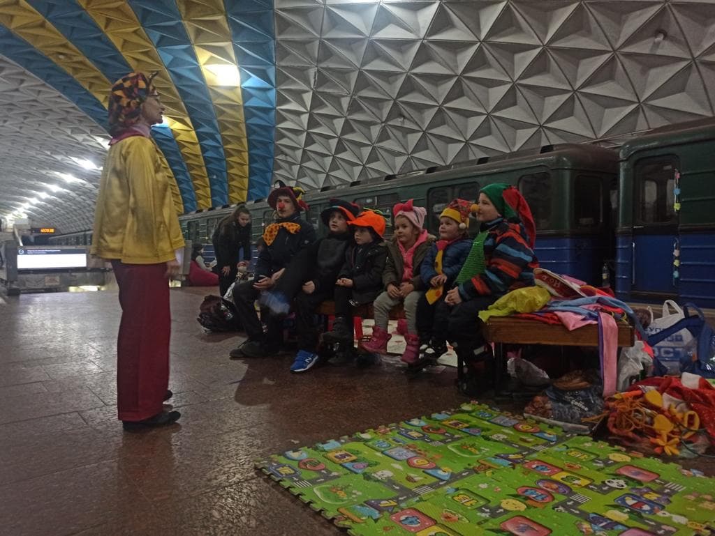 На одной из харьковских станций метрополитена появился настоящий школьный класс