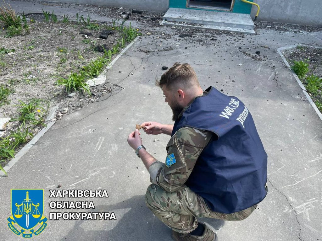 В Харькове прокуроры и криминалисты осмотрели дома, разрушенные обстрелами (фото)