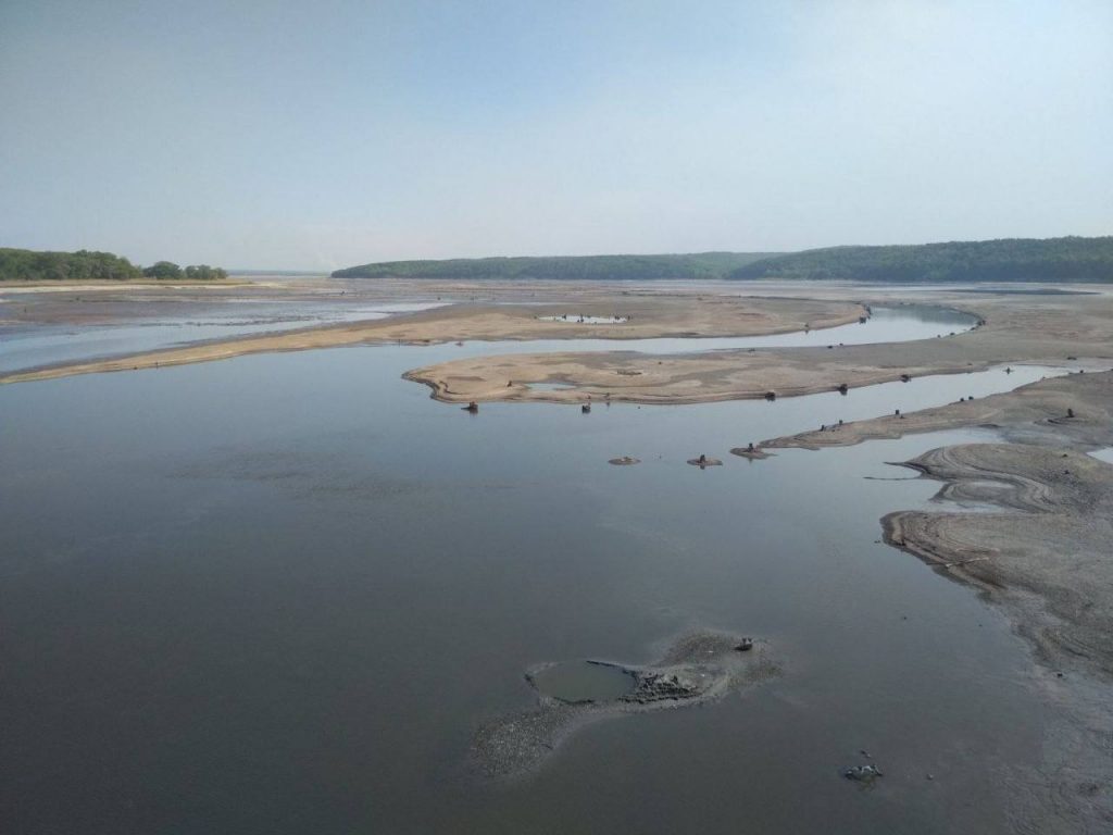 Пісок і трава: як виглядає обміліле Оскільське водосховище (відео)