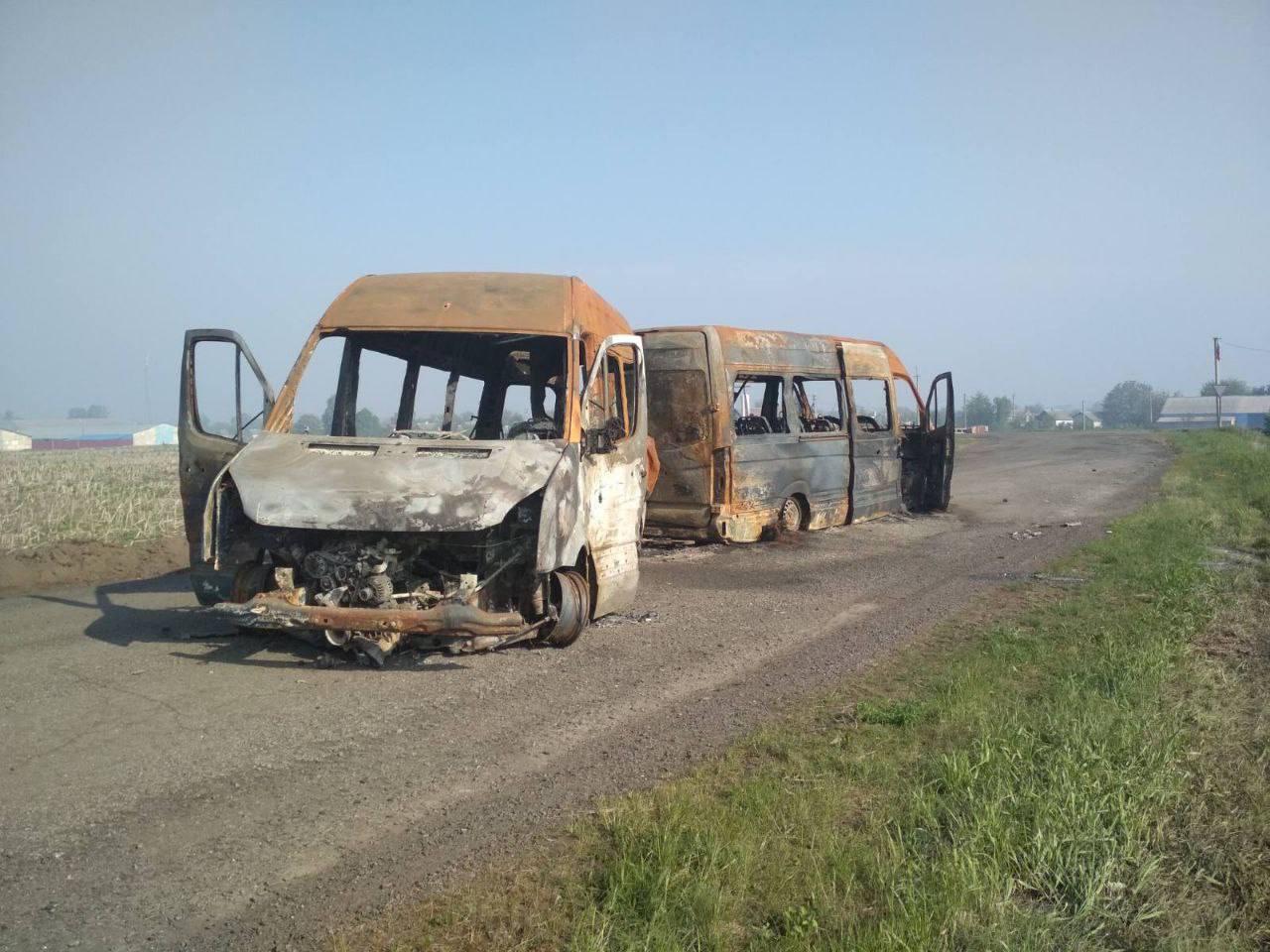 Сгоревшие эвакуационные автобусы под Боровой