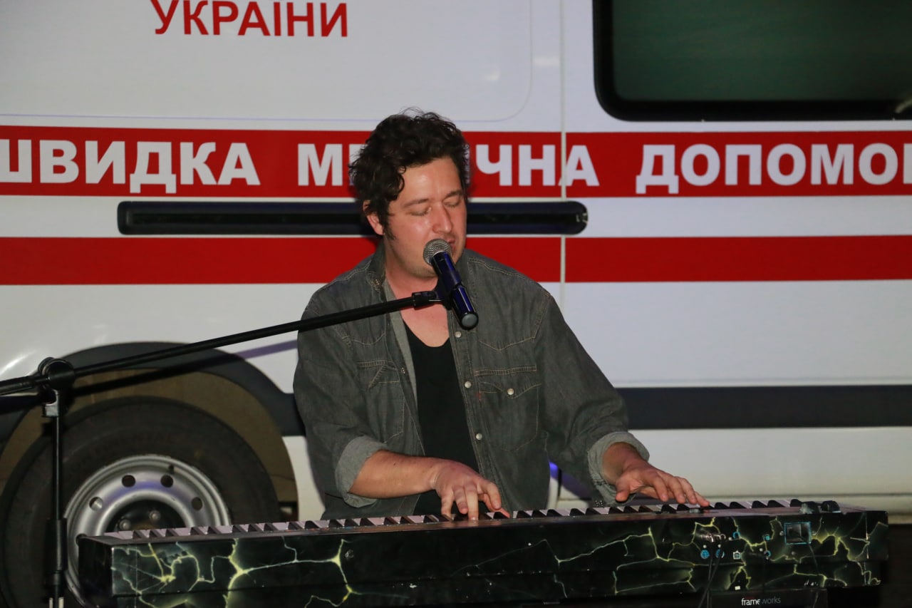 Pianoбой выступает в пожарной части в Харькове