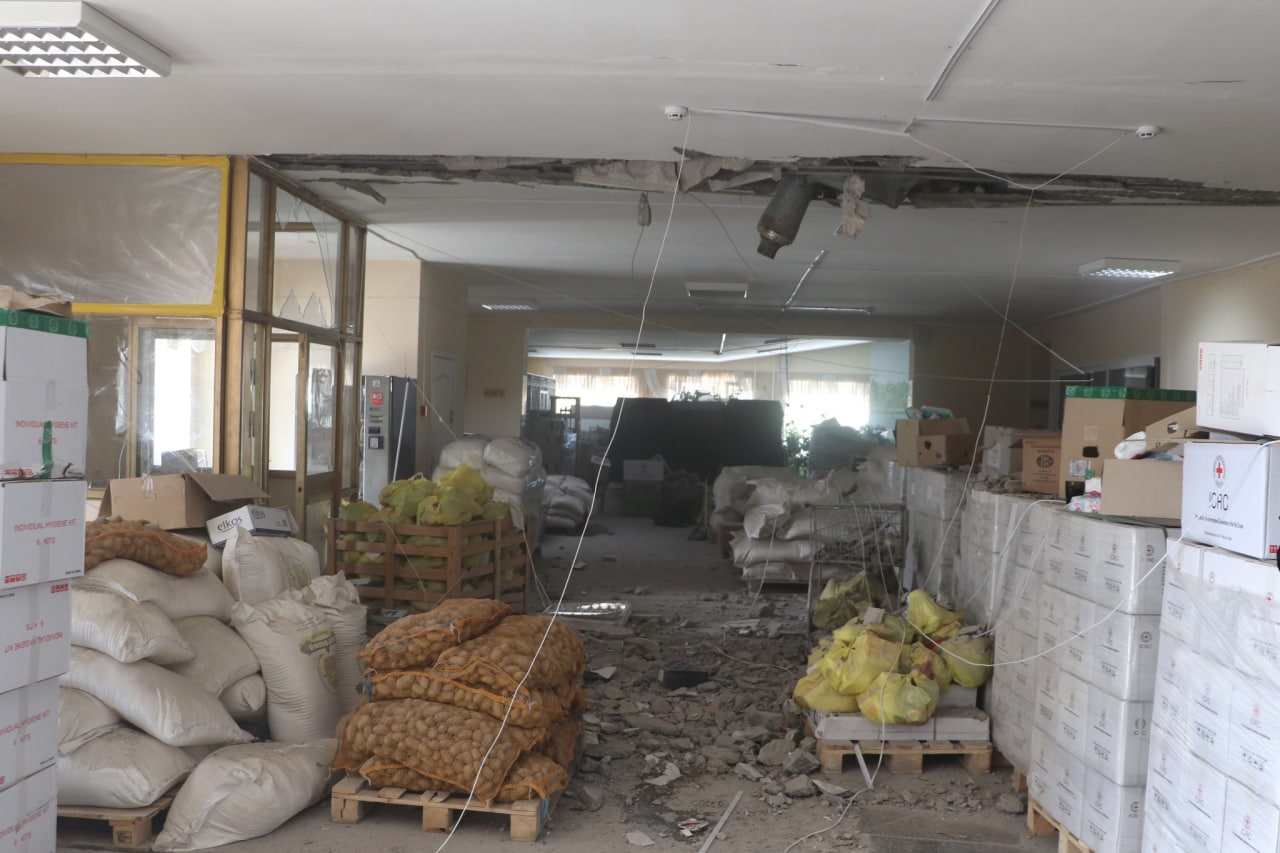 Российские снаряды прилетели в гуманитарный штаб в Дергачах