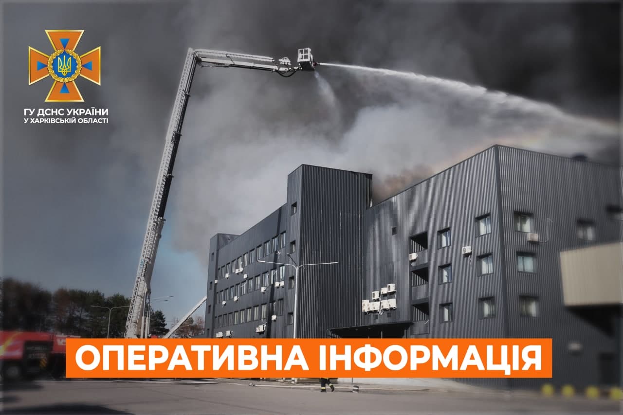 Трое погибших, пятеро раненых: в Харьковской области из-за обстрела горели ангар и 10 грузовиков