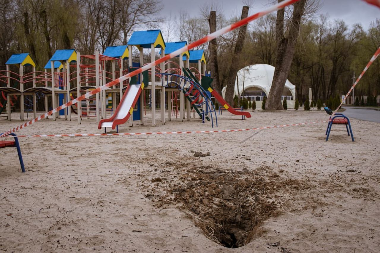 Воронка от взрыва на детской площадке в Харькове