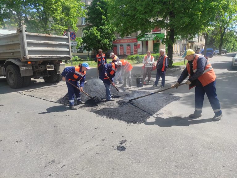 У незадовільному стані – відремонтувати дороги на ХТЗ просять мерію Харкова