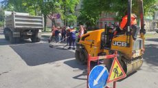 Восстановление Харькова: в городе латают поврежденные обстрелами крыши и дороги (фото)