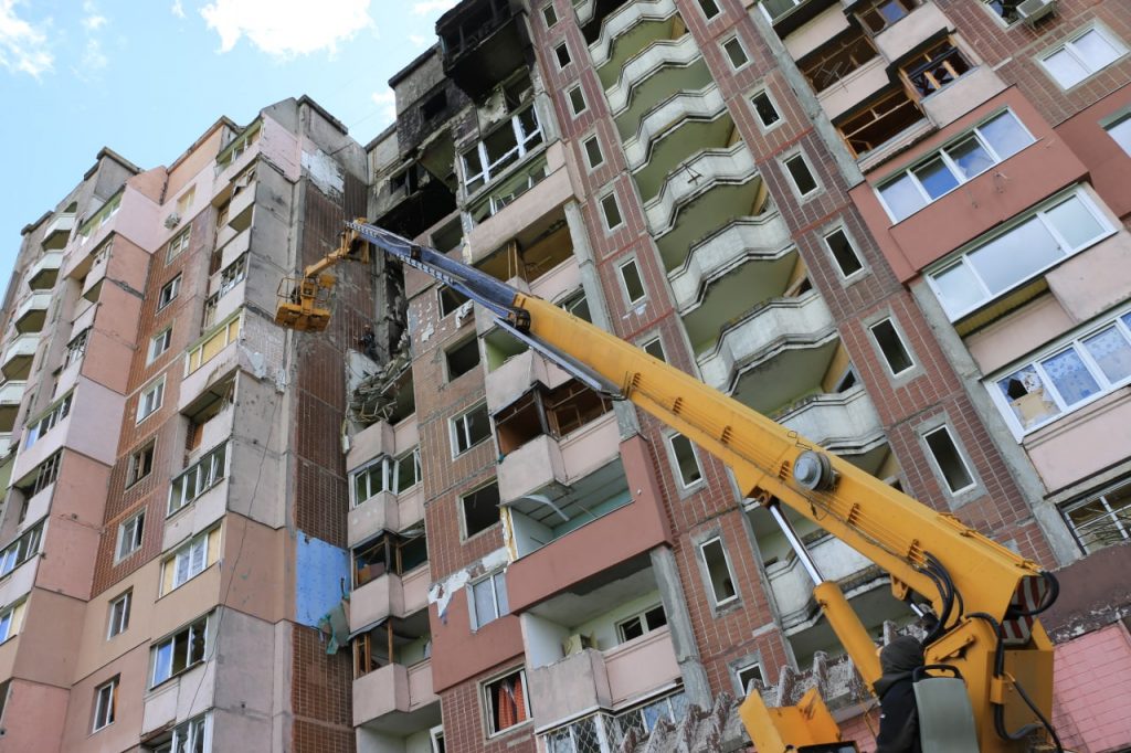 В Харькове разбирают руины 12-этажки на Жуках (фото, видео)