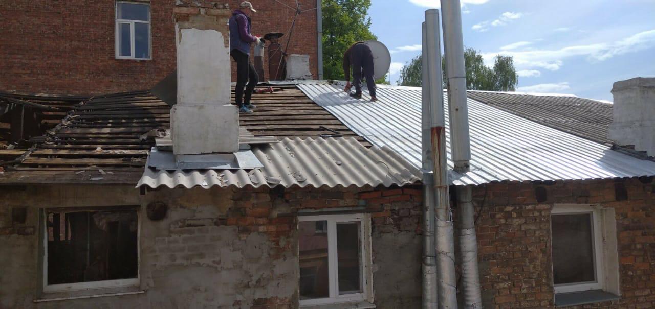 Рабочие на крыше дома в Харькове
