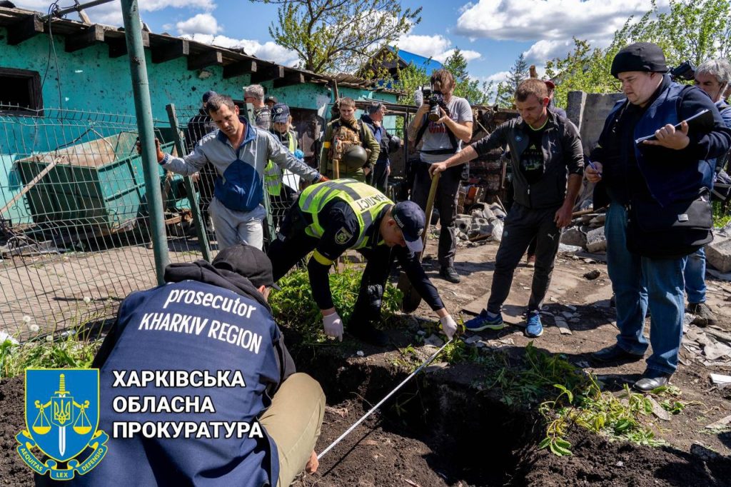 В Малой Рогани женщина похоронила во дворе погибшего при обстреле мужа — прокуратура (фото)