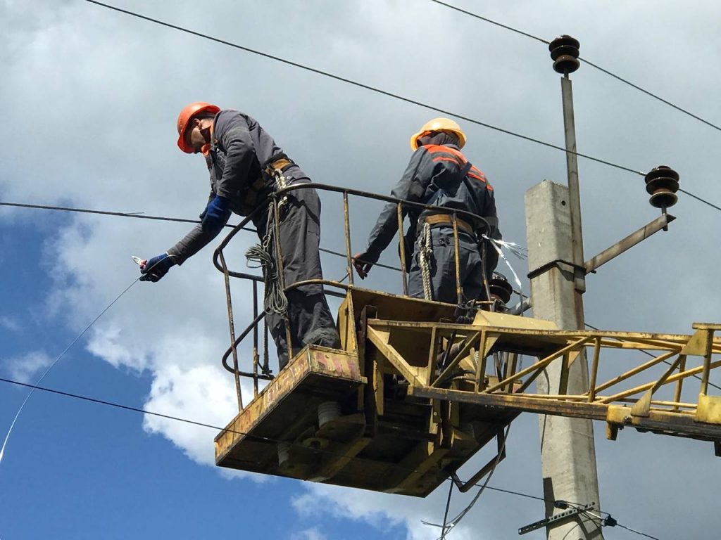 На Харьковщине восстанавливают электричество: подключили около 2300 потребителей