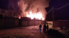 Ночью в Чугуеве женщина подожгла гаражи (фото)