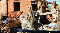 В Харькове российский снаряд повредил стену жилого дома и легковые автомобили