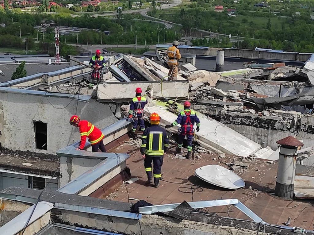 В Харькове продолжают разбирать завалы разрушенных зданий (фото, видео)