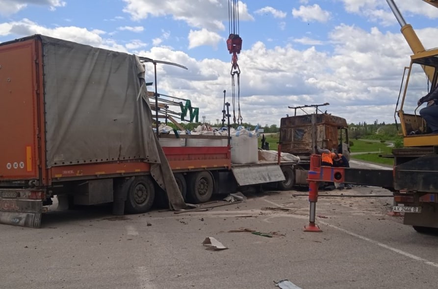 В Харьковской области расчищают дороги от последствий обстрелов и боевых действий (фото)