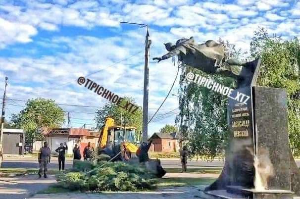В Харькове снесли памятник Александру Невскому — соцсети