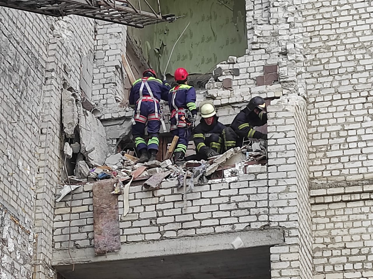 Разрушенный обстрелом дом в Индустриальном районе Харькова