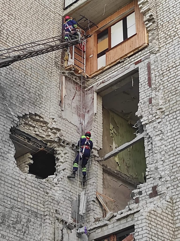 В Харькове разобрали часть обстрелянной РФ многоэтажки (видео)