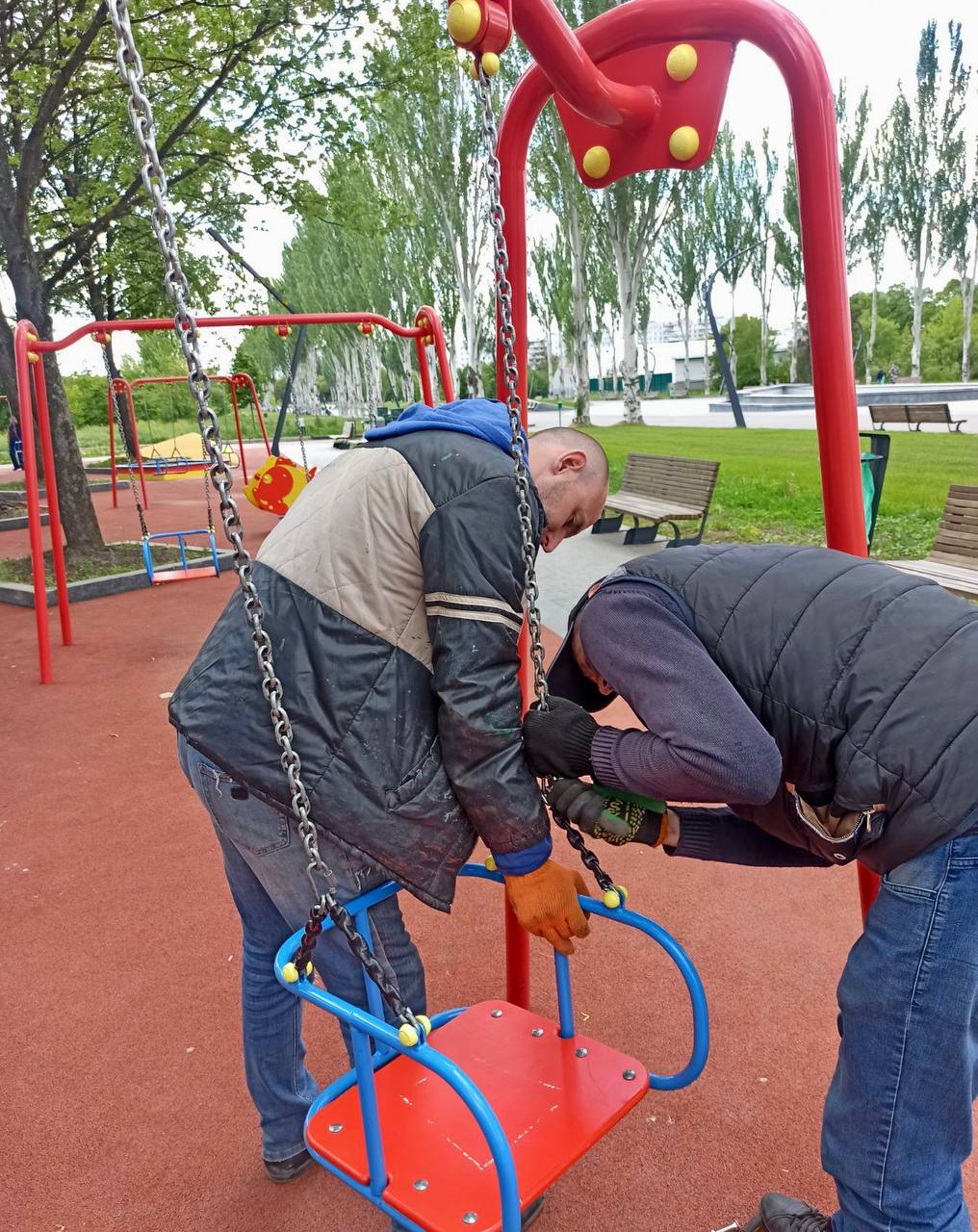 В Харькове восстанавливают детские площадки (фото)