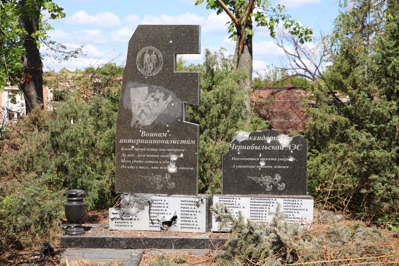 Разрушенный обстрелом памятник ликвидаторам аварии на ЧАЭС в Русской Лозовой