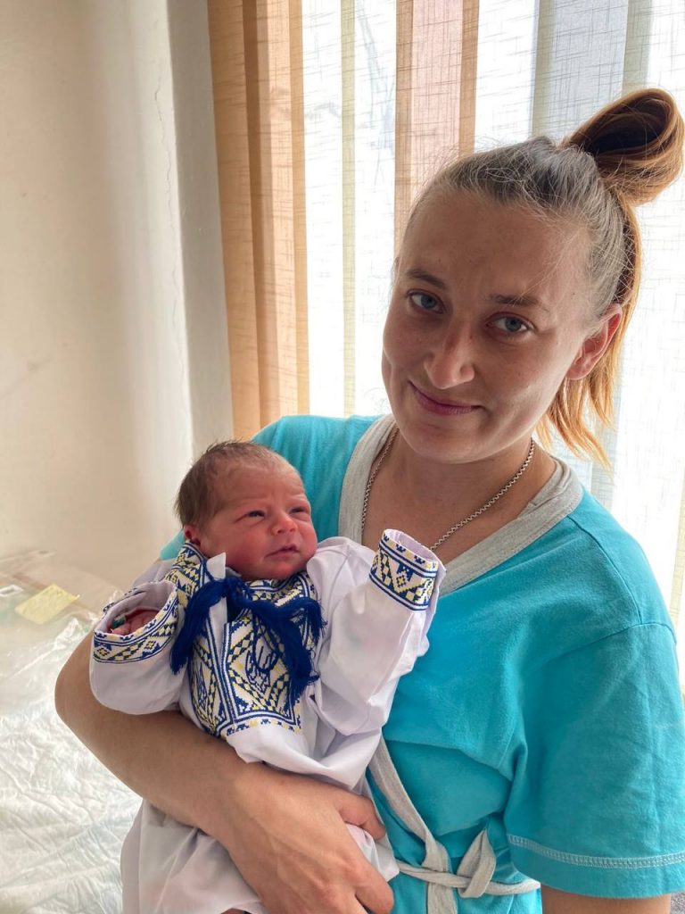 В Харькове новорожденным подарили вышиванки (фото)