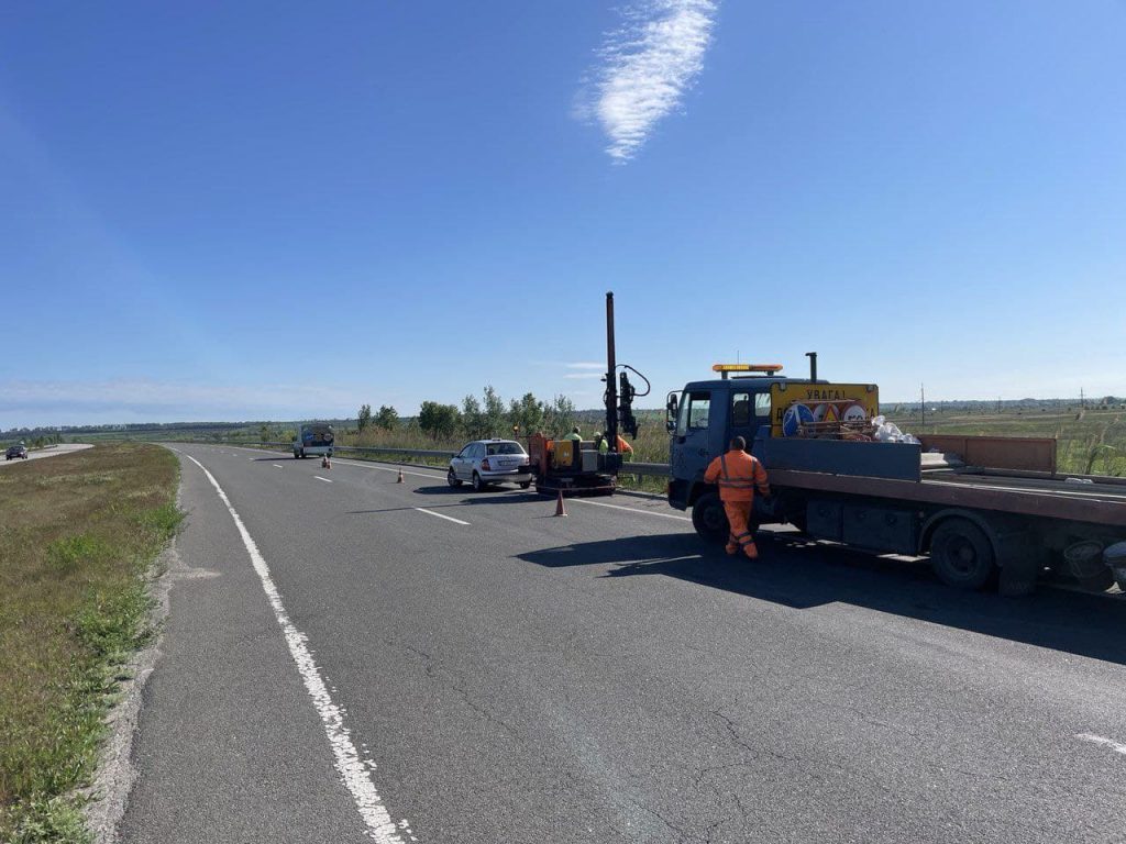 Дорожники продолжают ремонт дорог в Харьковской области после вражеских обстрелов и бомбардировок
