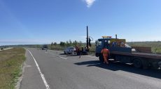 Дорожники продолжают ремонт дорог в Харьковской области после вражеских обстрелов и бомбардировок