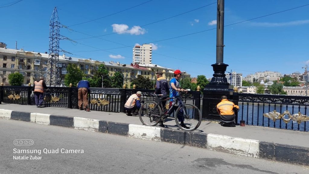 С моста на проспекте Гагарина в Харькове демонтировали серпы и молоты (фото)