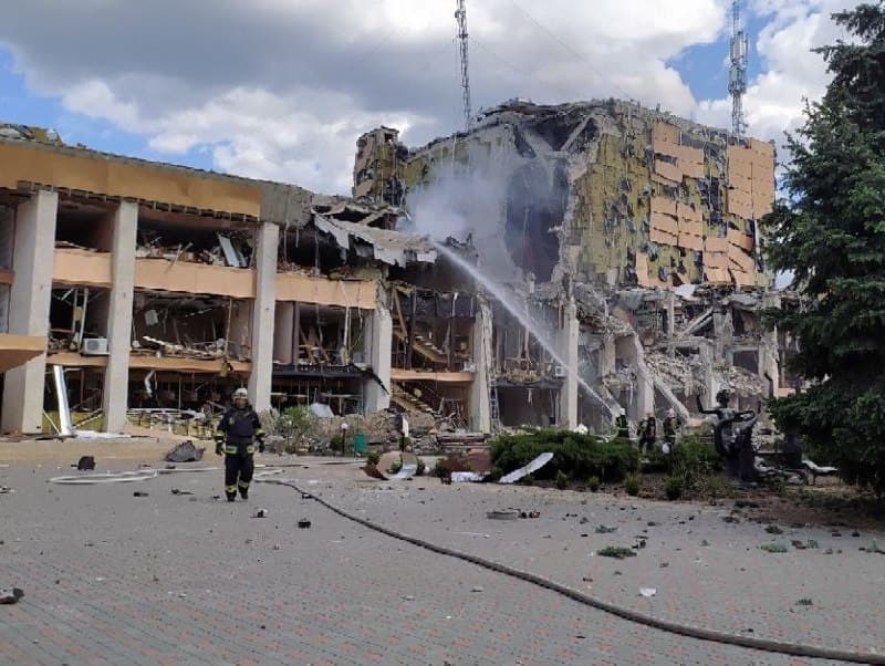 Российская ракета разрушила здание в центре Лозовой: пострадали 7 человек, среди них — ребенок (фото)