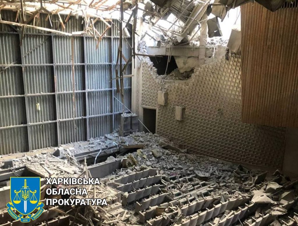 В Лозовой оккупанты разрушили недавно отреконструированный дворец культуры (фото, видео)