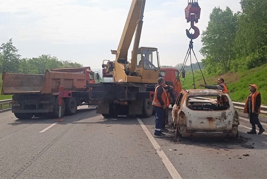 Дорожники расчищают трассы в Харьковской области от последствий обстрелов