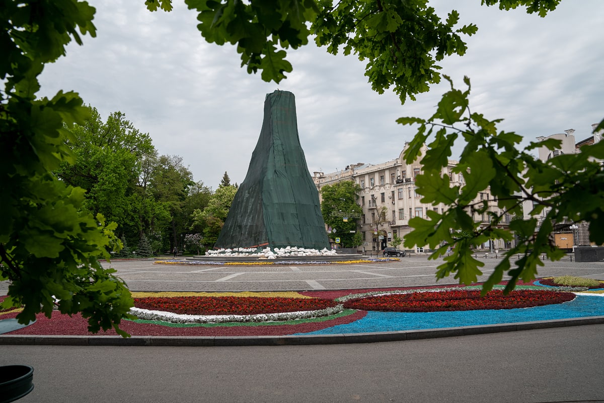 Памятник Шевченко в Харькове под укрытием
