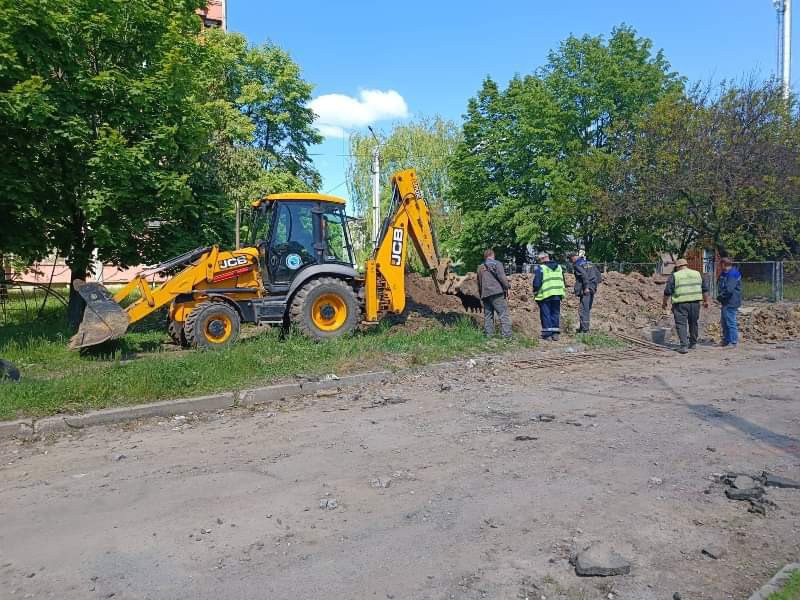 Ремонтная бригада Харьковводоканала чинит водопровод