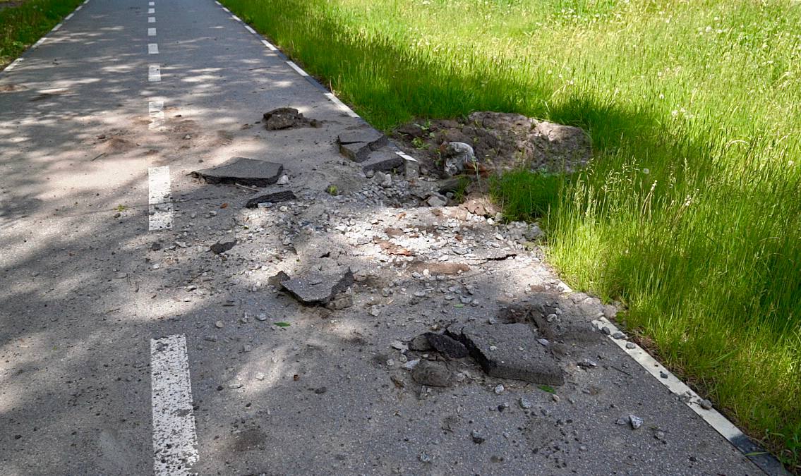 Разбитая обстрелом велодорожка в Харькове