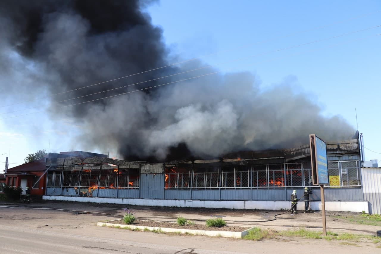 Обстрелы Дергачей: погибла женщина, горел торговый объект (фото)