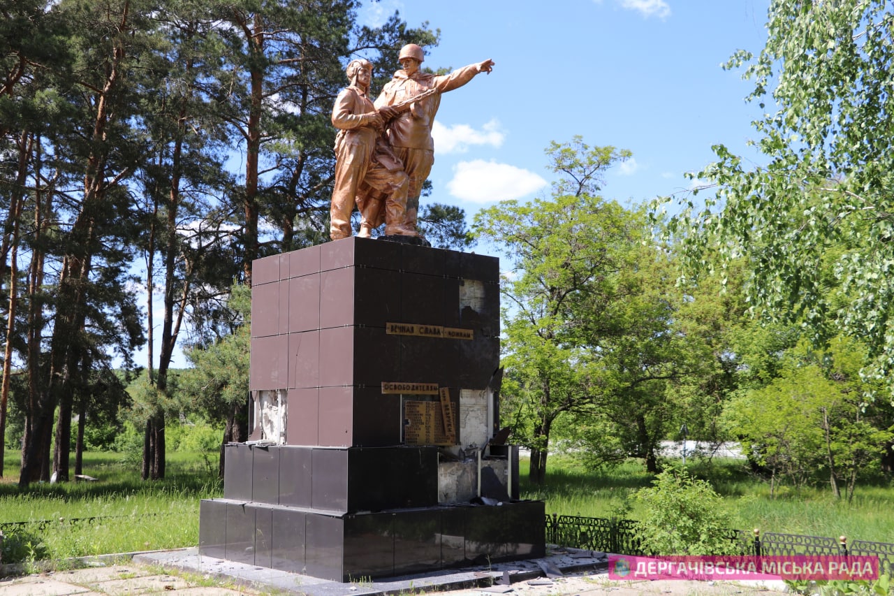 Разбитый российскими обстрелами монумент советским воинам в Безруках