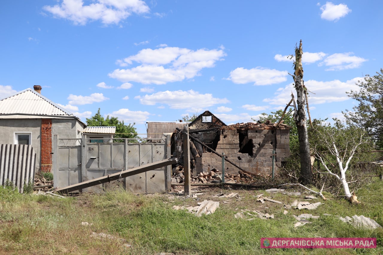 Последствия российских обстрелов в селе Безруки Харьковской области