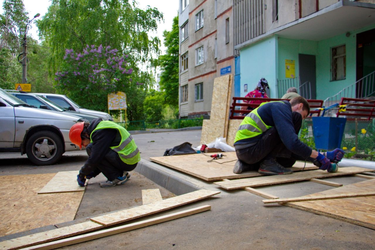 В Харькове закрывают разбитые окна фанерой