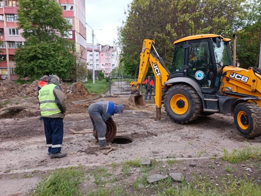 Коммунальщики реставрируют водоводы в Киевском районе, частично разрушенные снарядами оккупантов (фото)