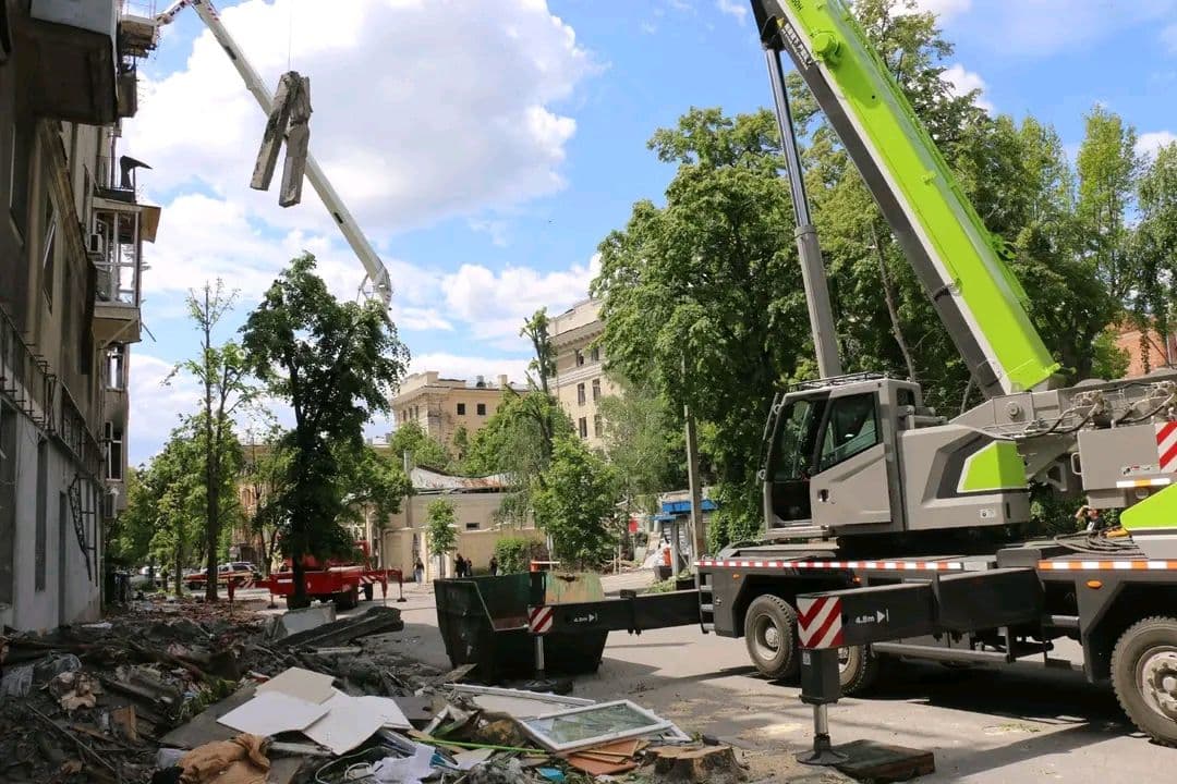 В 2-х пятиэтажках Киевского района Харькова демонтировали конструкции, которые могли обвалиться (фото)