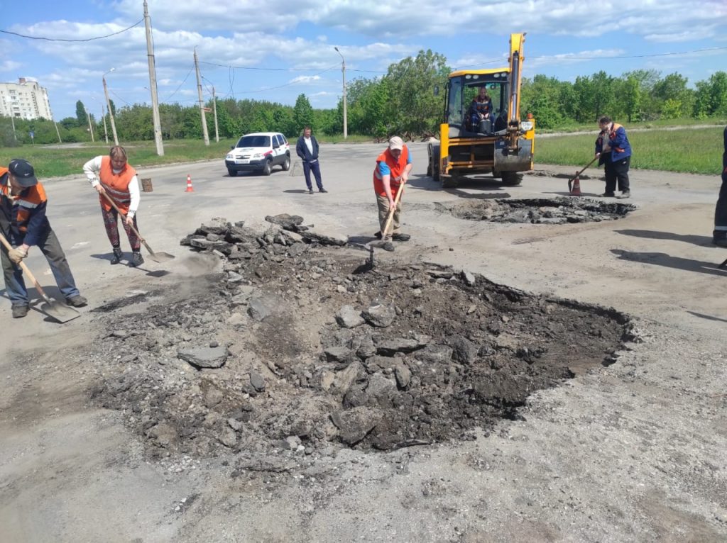 В Харькове латают воронки от взрывов на дороге, ведущей к «Горизонту» (фото)