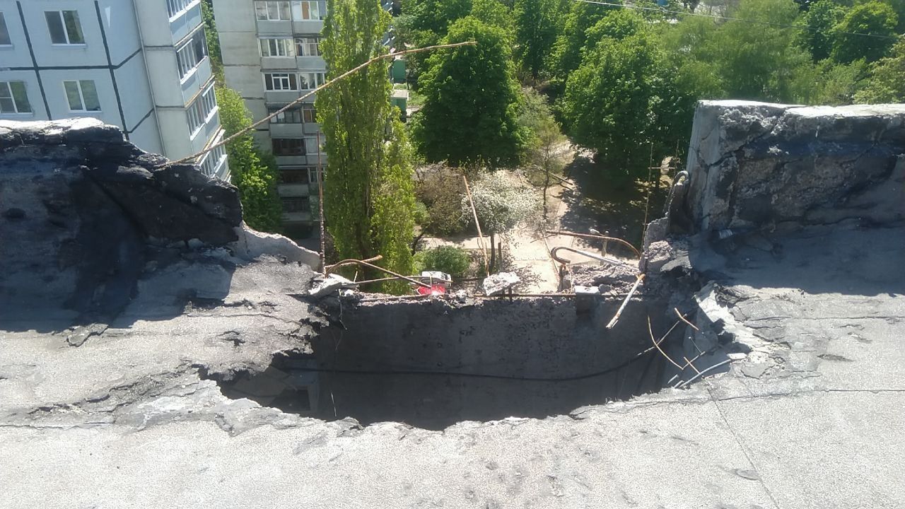 Пробитая крыша дома на Салтовке