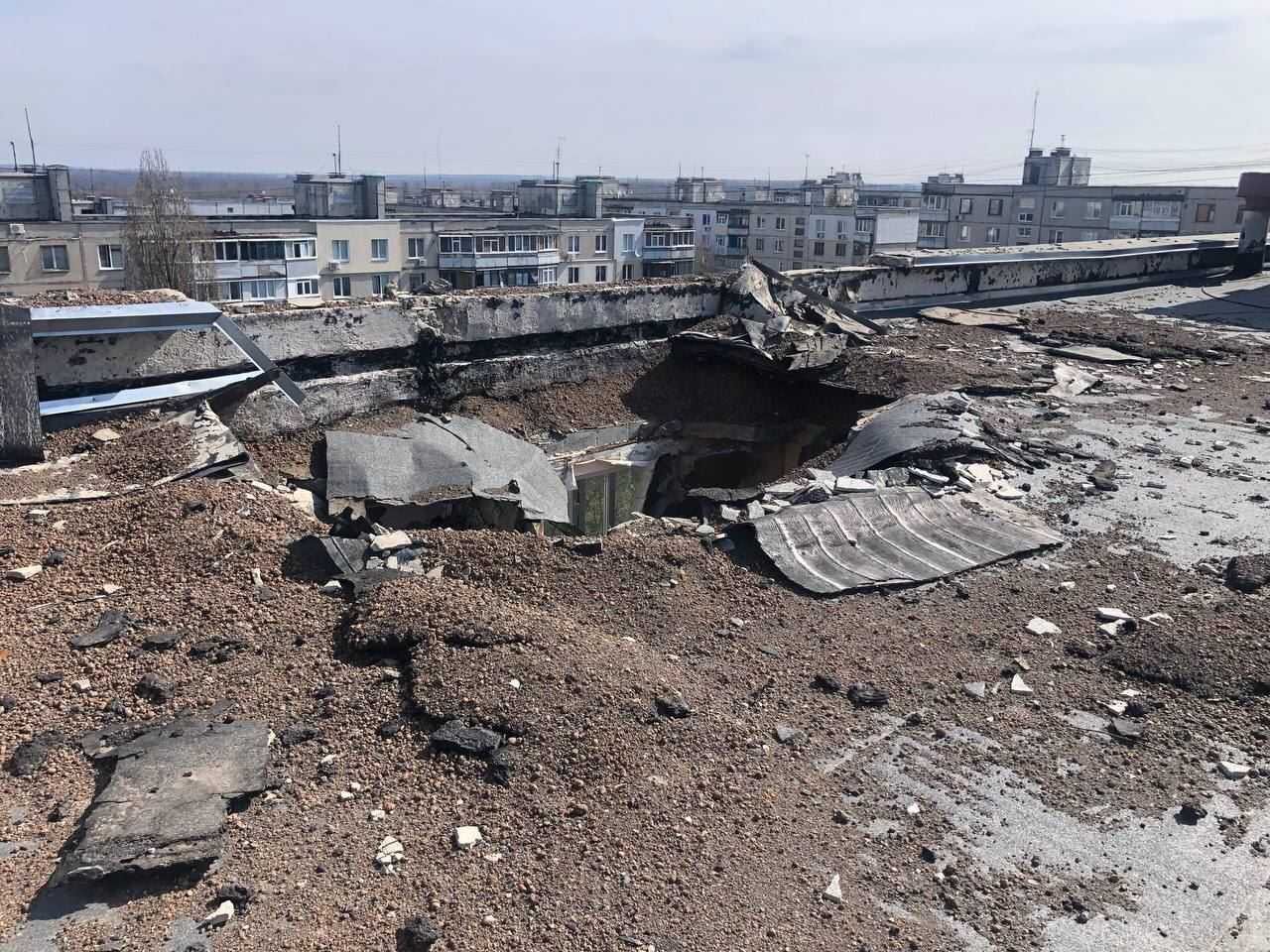 Крыша дома на Салтовке после российских обстрелов