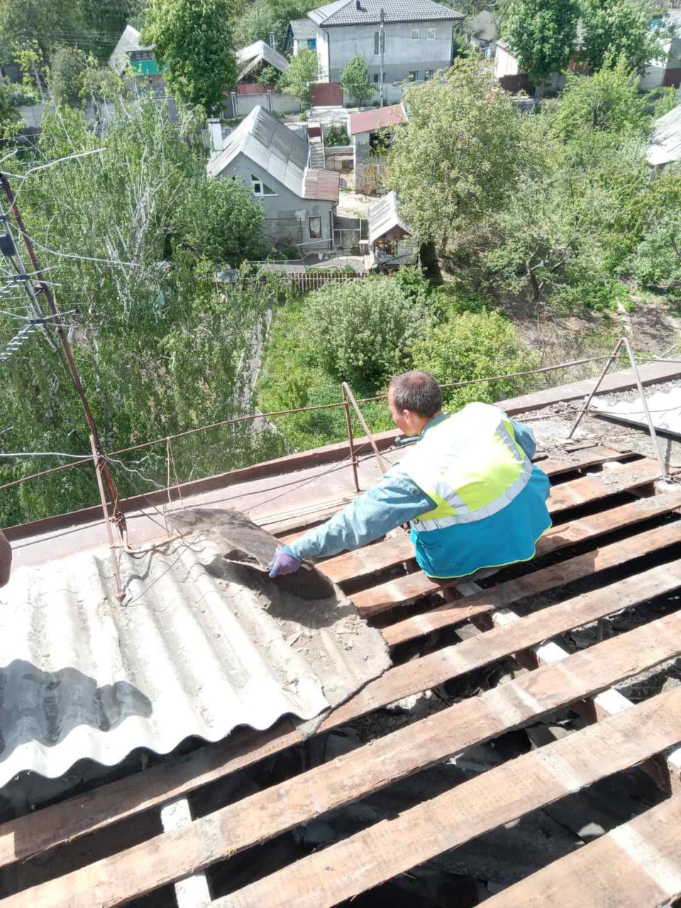 В Харькове ремонтируют крыши домов после обстрелов