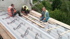 На Новой Баварии и Салтовке ремонтируют крыши (фото)