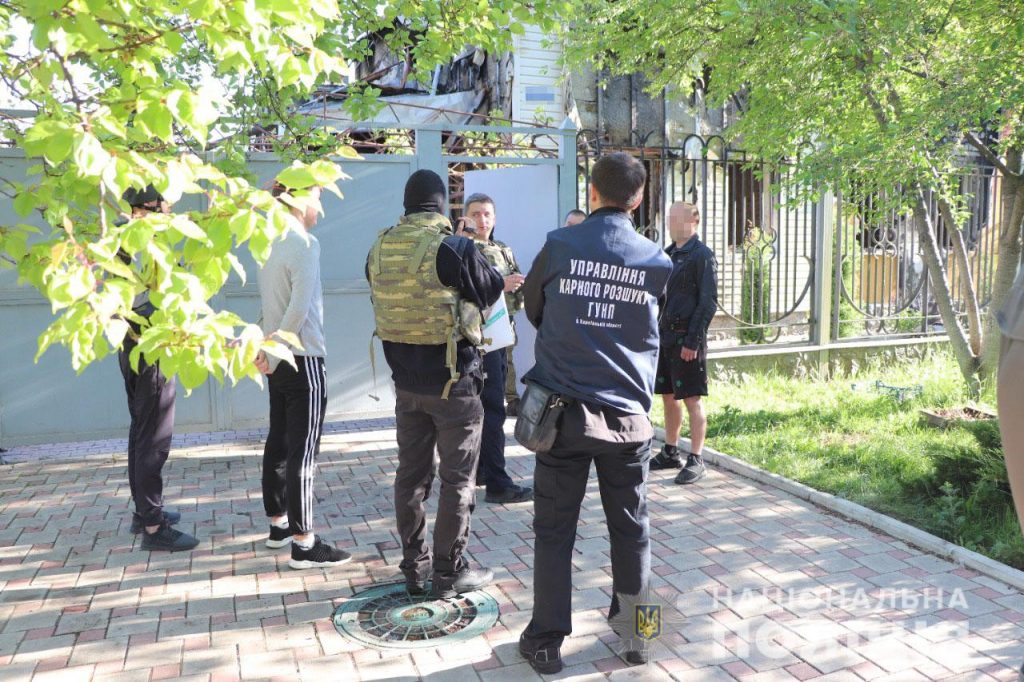 На чердаке у жителя освобожденного села на Харьковщине нашли 2 гранатомета (видео)