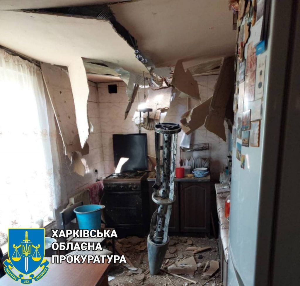 Обстрел пгт Золочев: два человека получили ранения, вражеская ракета пробила крышу дома (фото)