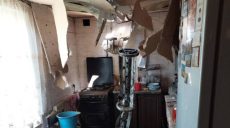 Обстрел пгт Золочев: два человека получили ранения, вражеская ракета пробила крышу дома (фото)
