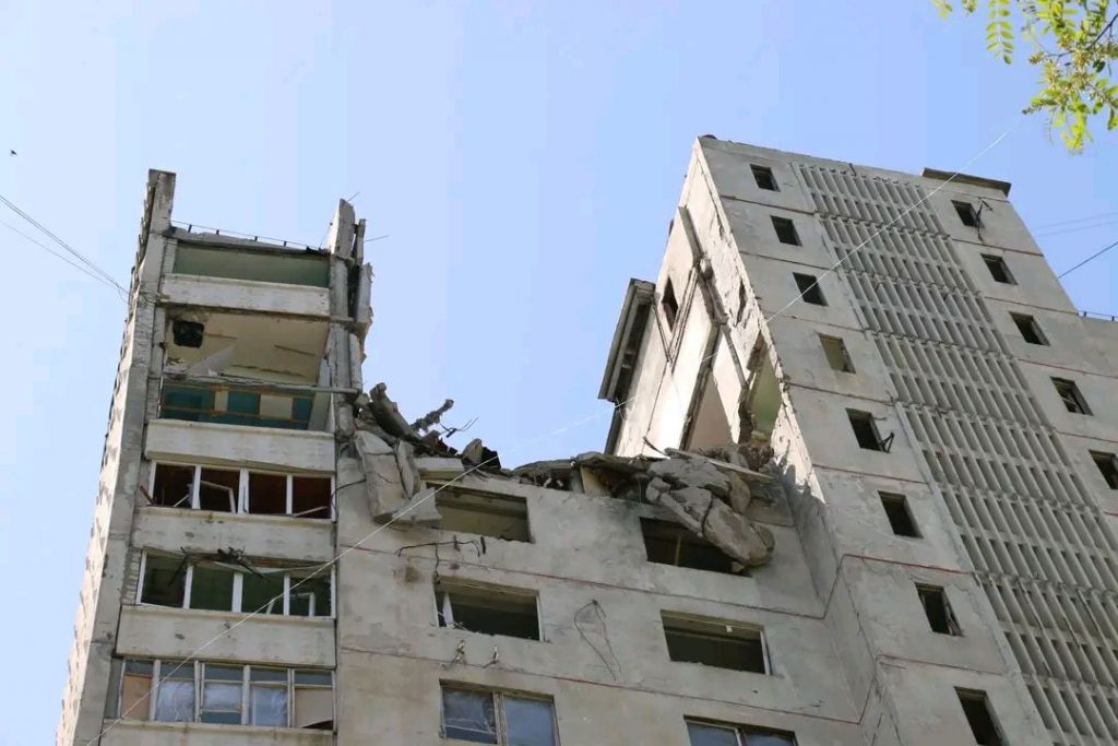 Спасатели достали из-под завалов в Харькове тела 3 мужчин и женщины (видео)