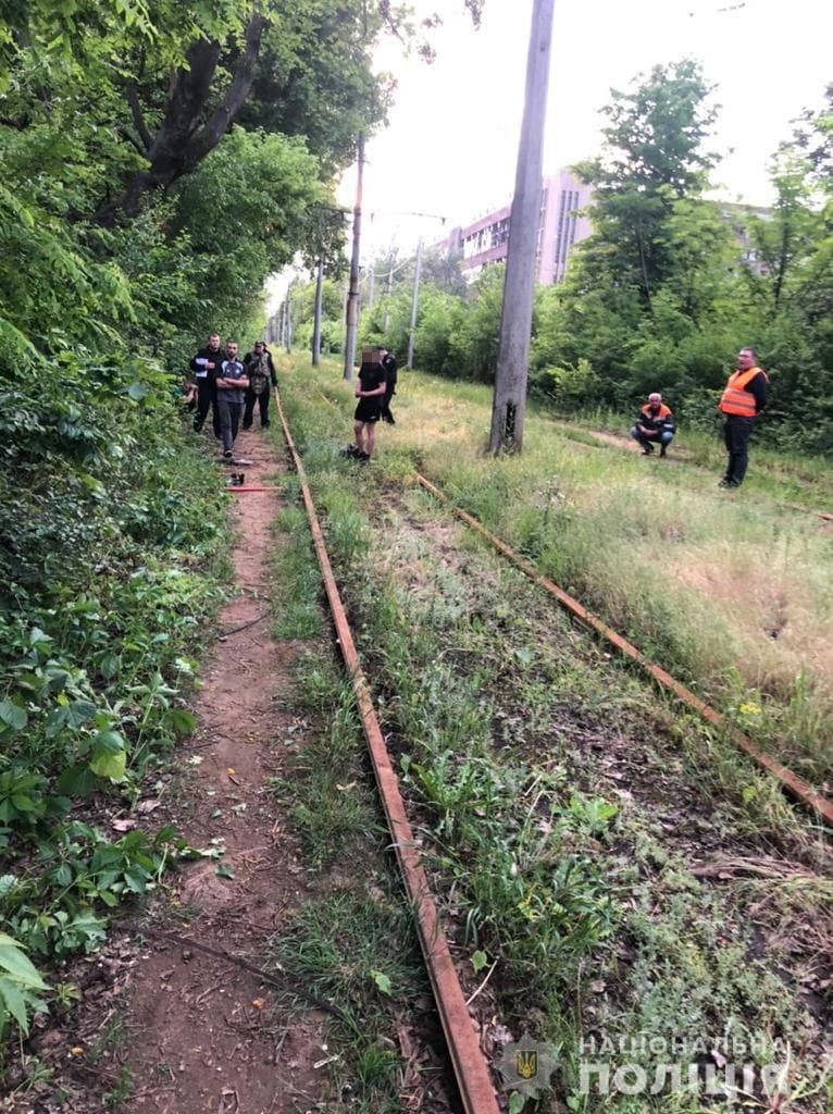 В Харькове трое мужчин украли около 90 метров контактной трамвайной проволоки (фото)