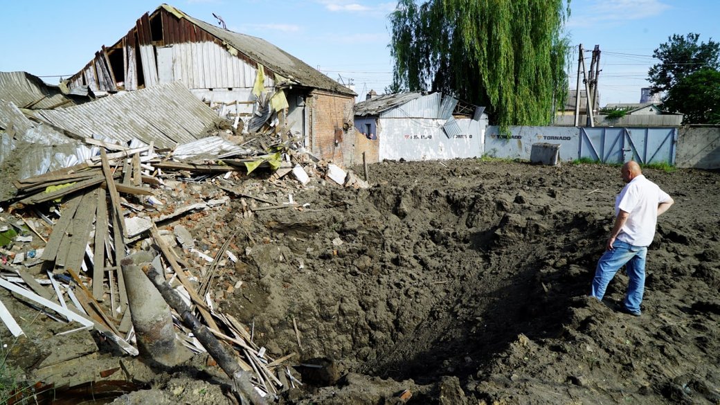 В результате ракетных ударов по Песочину разрушены здания, автомобили, старая водонапорная башня